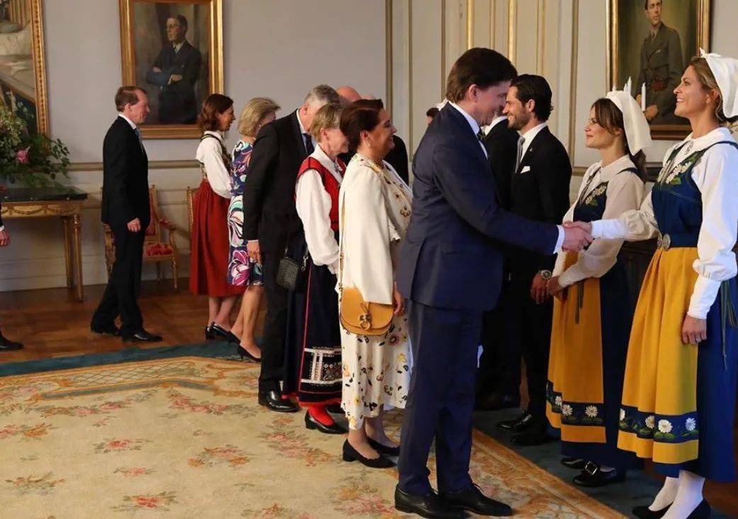 长相不输英国三兄妹瑞典王室小姐弟也萌出一脸血哇