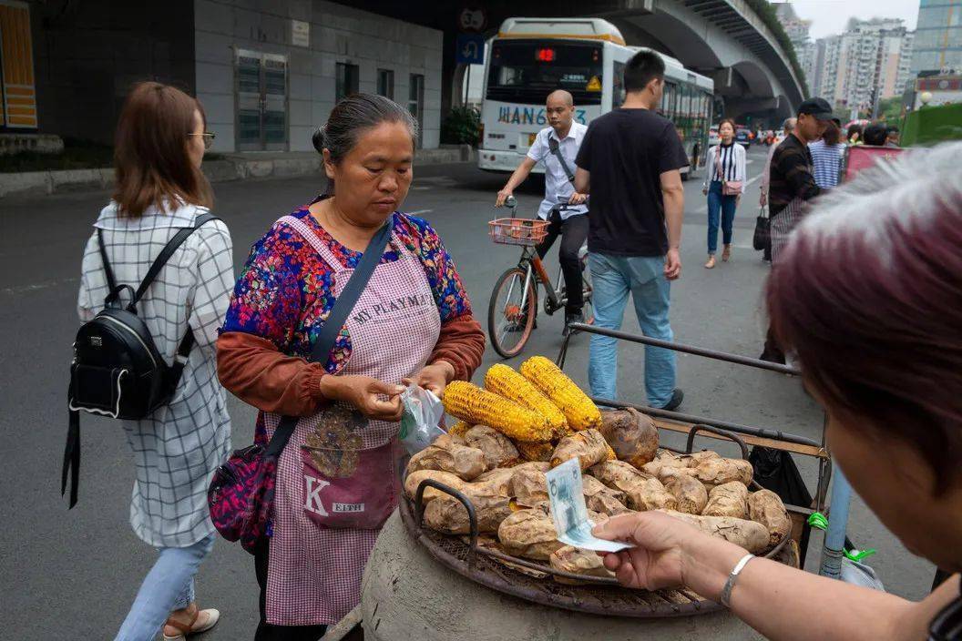 布鲁诺·巴贝:成都,烤红薯玉米摊,2019年
