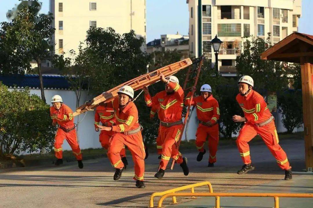 "泰"爱夏日,有你真甜 | 邦泰开展爱心赠饮活动,致敬城市建设者