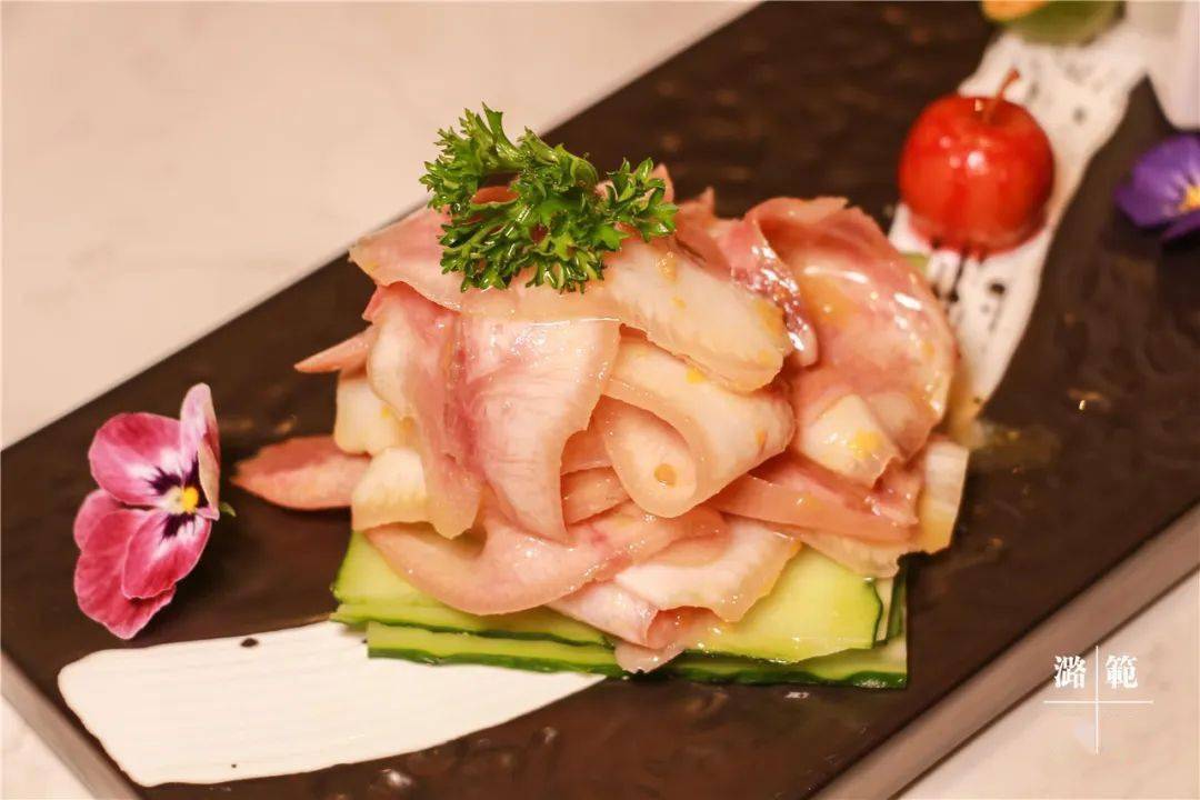 除了徽菜系列,这里还有我们当地的特色,比如这道长子猪头肉,无论是