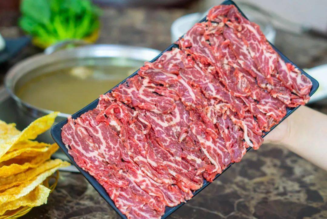 吊龙是吃牛肉火锅必点的部位之一,取的是牛里脊外一层  肥瘦均匀的嫩