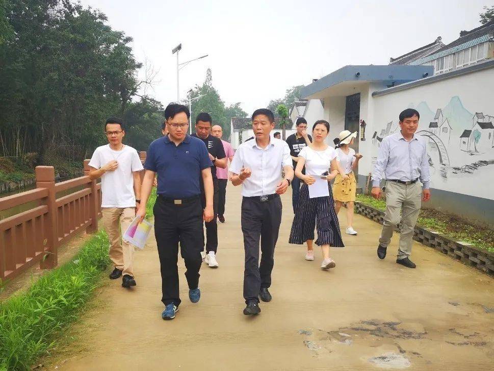 在常兴村督查◆在颜巷村督查镇党委书记倪嘉臻带班对蒋巷镇村,颜巷