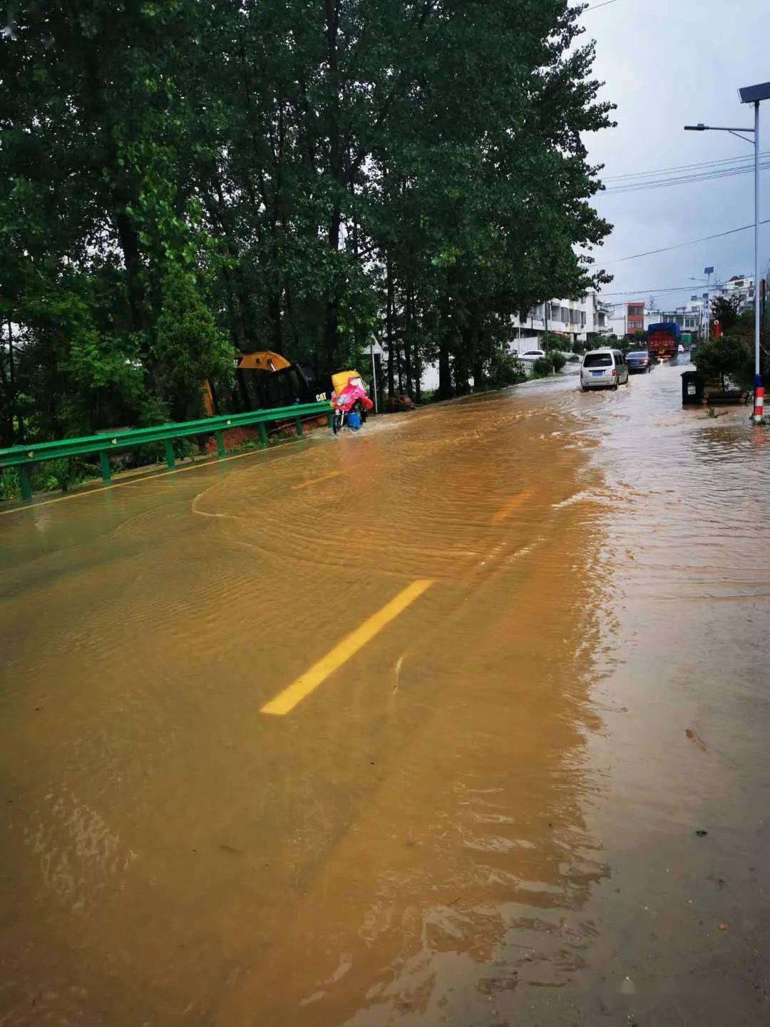 然而位于105国道凉亭段的居民及过往车辆却寸步难行,路面低洼处水差