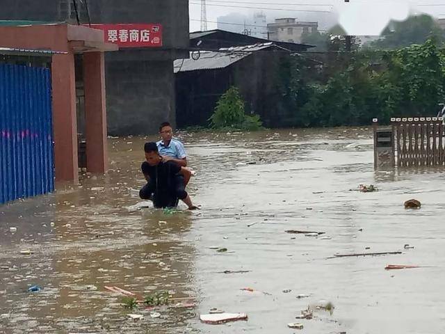 【抗洪】学校师生被洪水围困,这些人第一时间前往现场展开救援