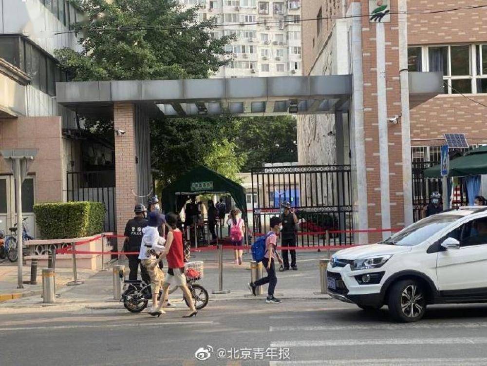 北京育民小学未停课密接学生所在学校48人居家观察