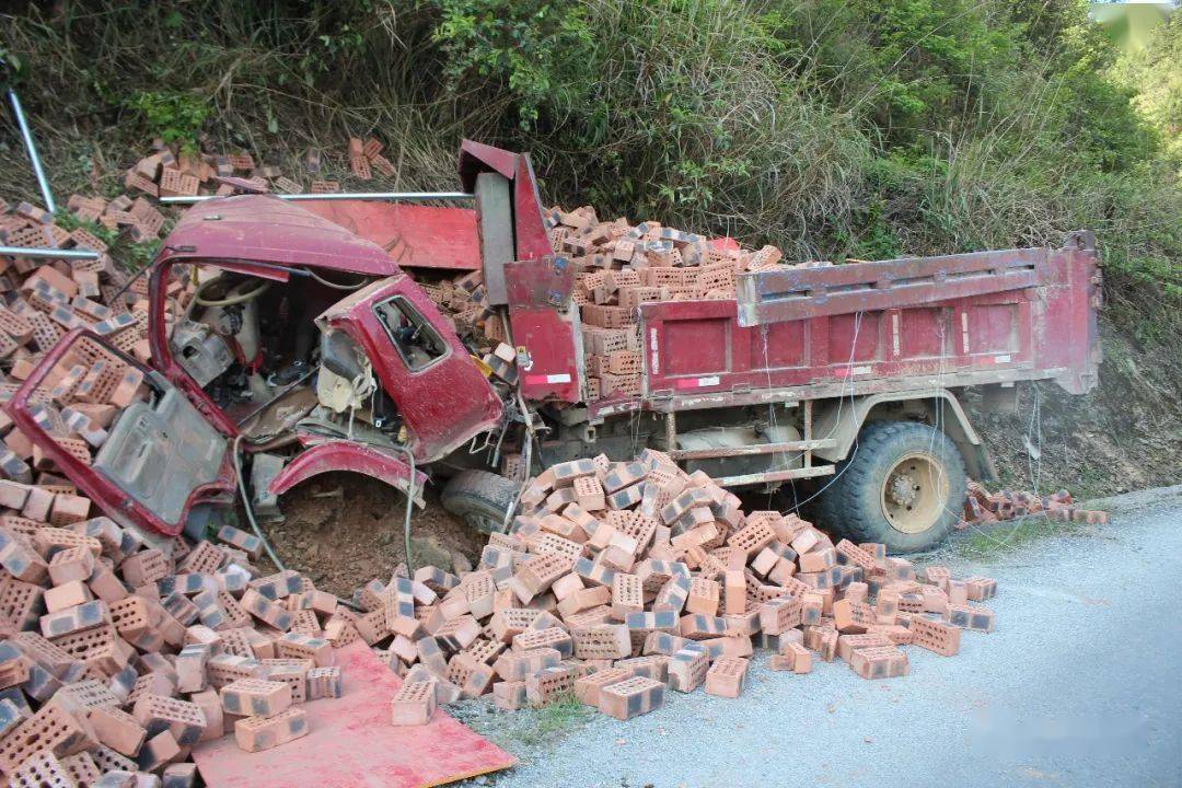 近日在百色隆林发生了一起无证 报废车 超载造成死亡事故4月14日下午