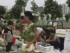 搞笑gif孩子镜子都让你亲坏了