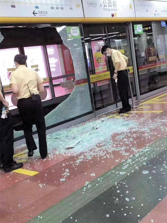 广州公园前地铁站屏蔽门爆裂 未造成人员