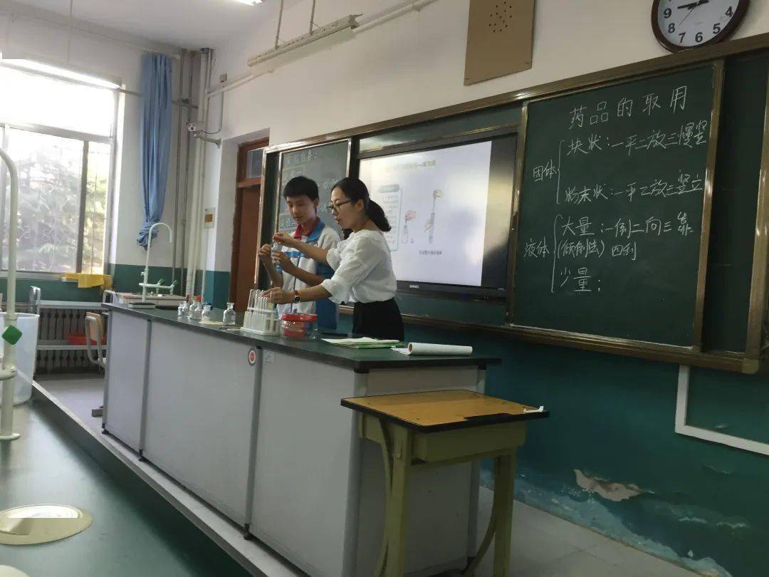 大会对2019-2020学年第二学期的初四优秀学生进行了表彰,优秀生代表邹