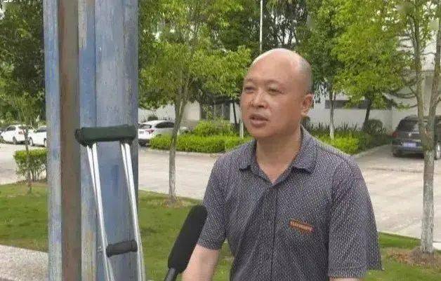 拐杖|为了学生，每天拄着拐杖上课！云南：感动！这个老师脚摔伤了
