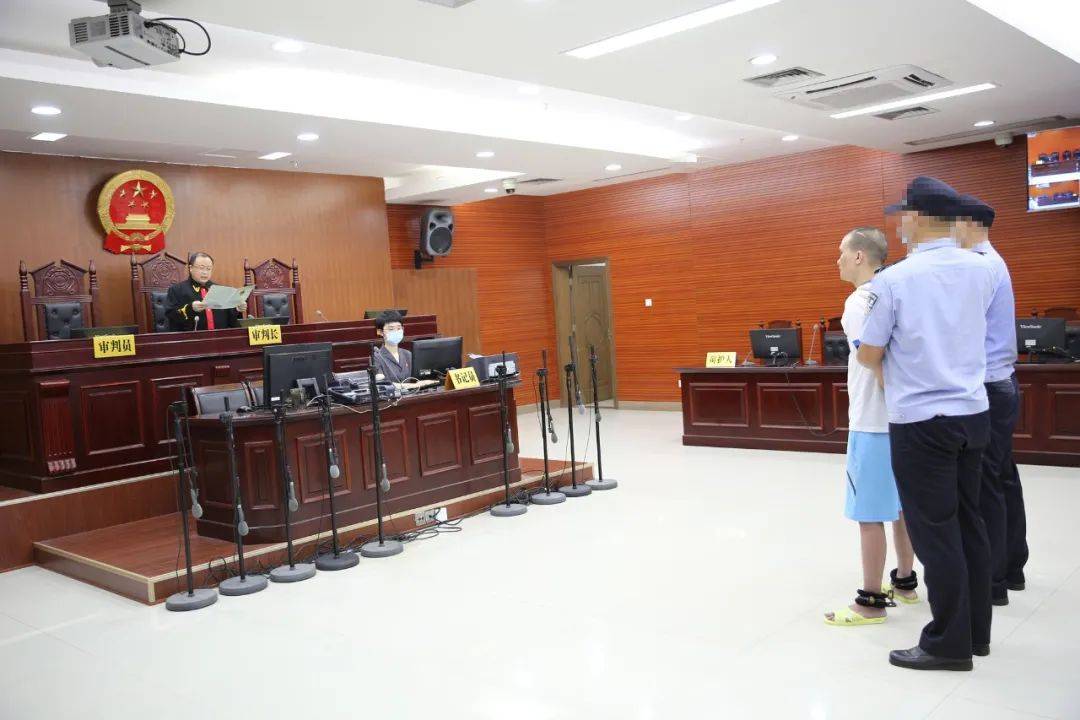 毒贩郑有斌被执行死刑,曾挟持女友与警方枪战