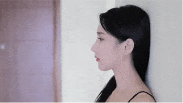 将双手在背后交叉放在脚心支撑身体,脖子缓缓向后仰深,深呼吸十次