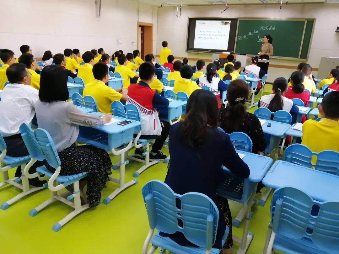 大会对2019-2020学年第二学期的初四优秀学生进行了表彰,优秀生代表邹