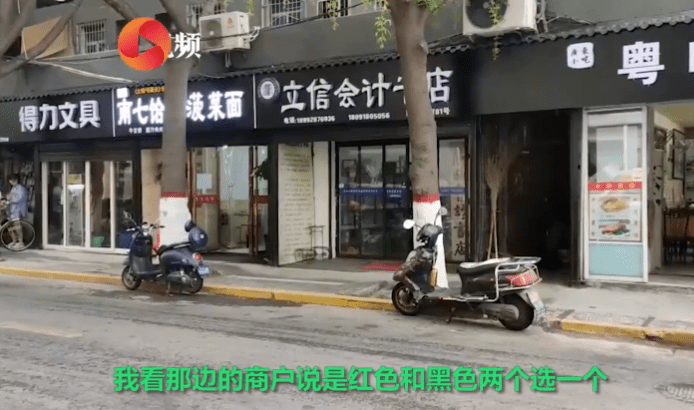 西安 多家店铺被换黑底白字门头市民吐槽像灵堂不吉利