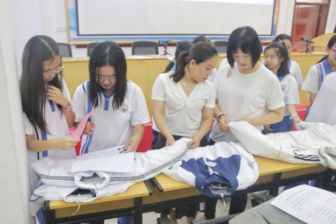 羡慕潮阳这个中学校服让学生来选