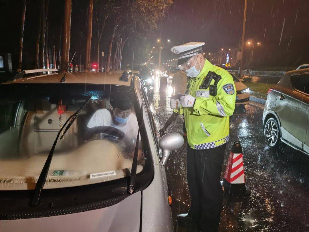 雨夜不查酒驾?白酒漱口治牙疼?哈市交警两晚取缔160名