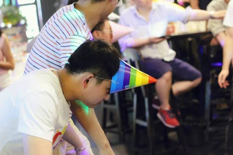 看这里神奇帽子派对游戏