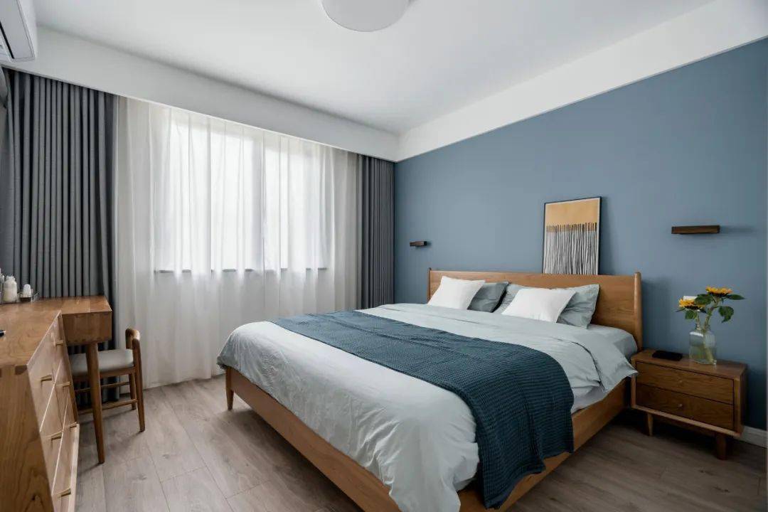 床头雾霾蓝墙色特有的沉静,给以休息为主的卧室带来更舒服的视觉效果