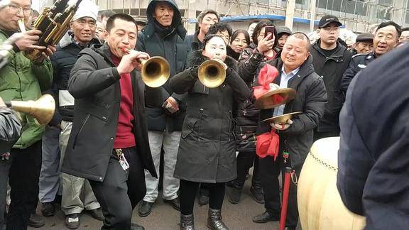 平遥农村美女唢呐队做表演,太精彩了,听完很多人直竖大拇指