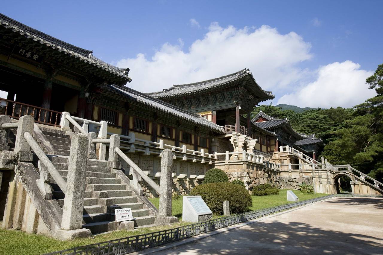 佛国寺被誉为韩国最精美的佛寺,相当宏伟壮观