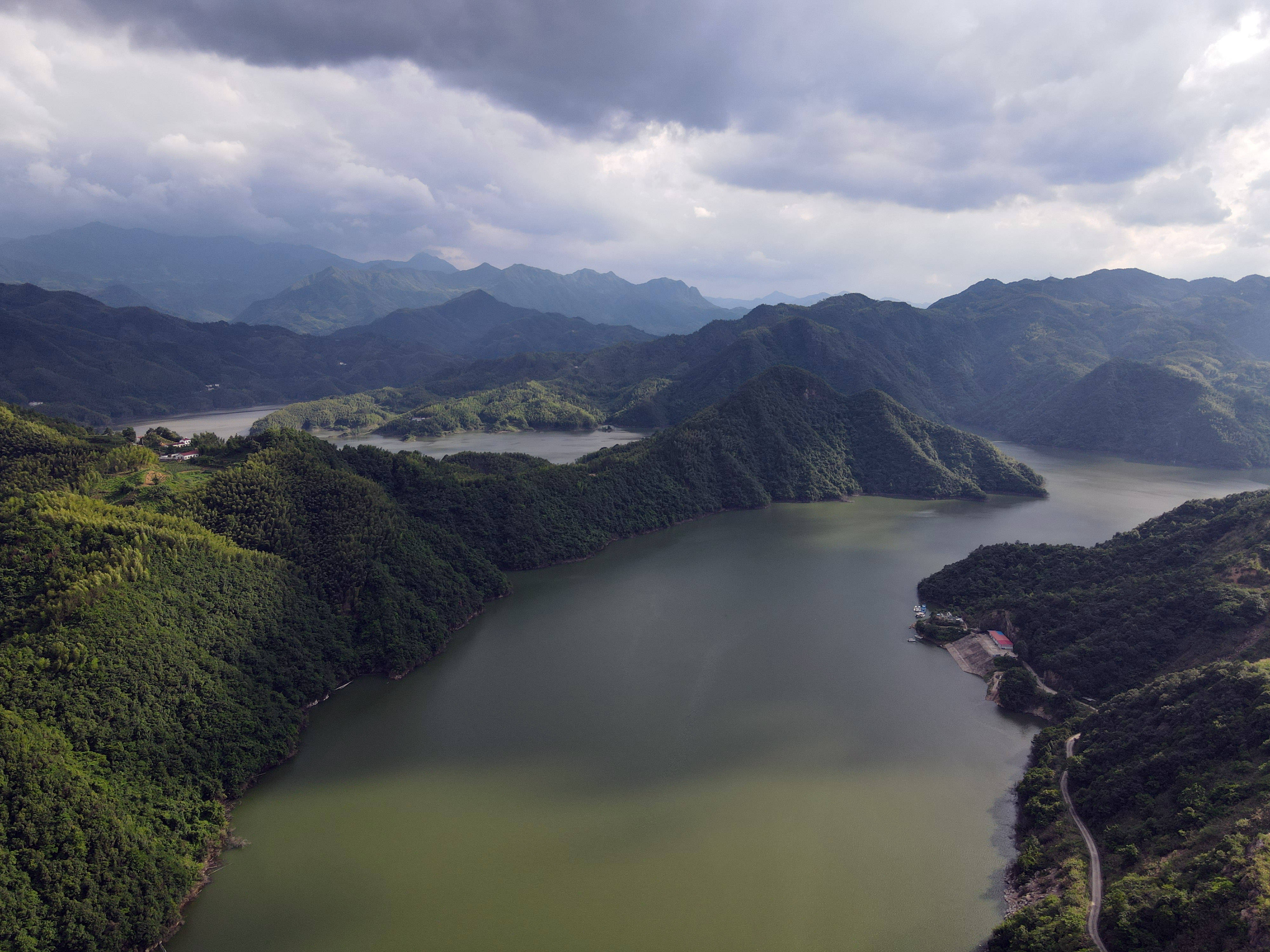 这是6月17日拍摄的位于安徽省霍山县的白莲崖水库(无人机照片.