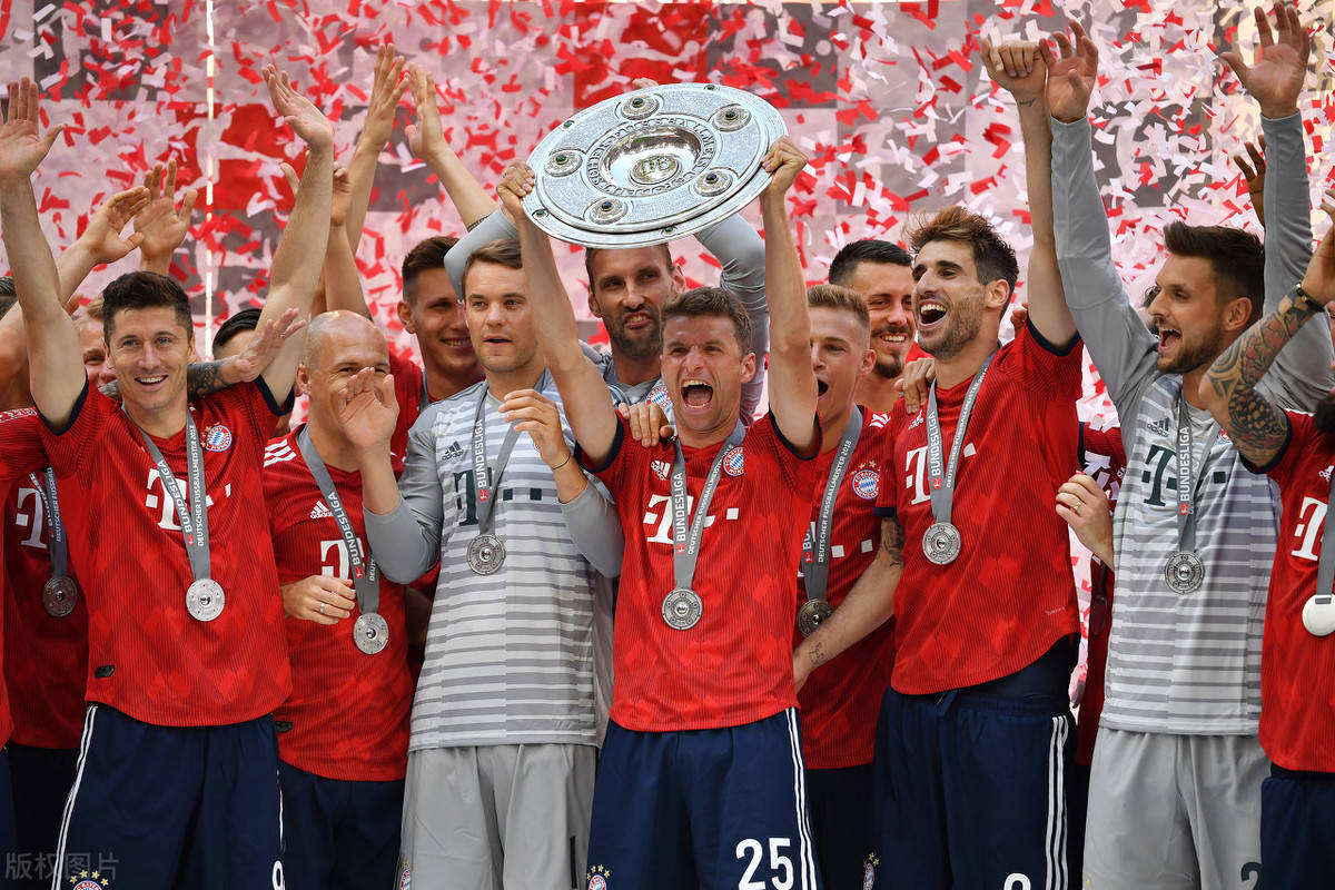 拜仁获得德甲八连冠,阵中五人连续八次捧起冠军沙盘