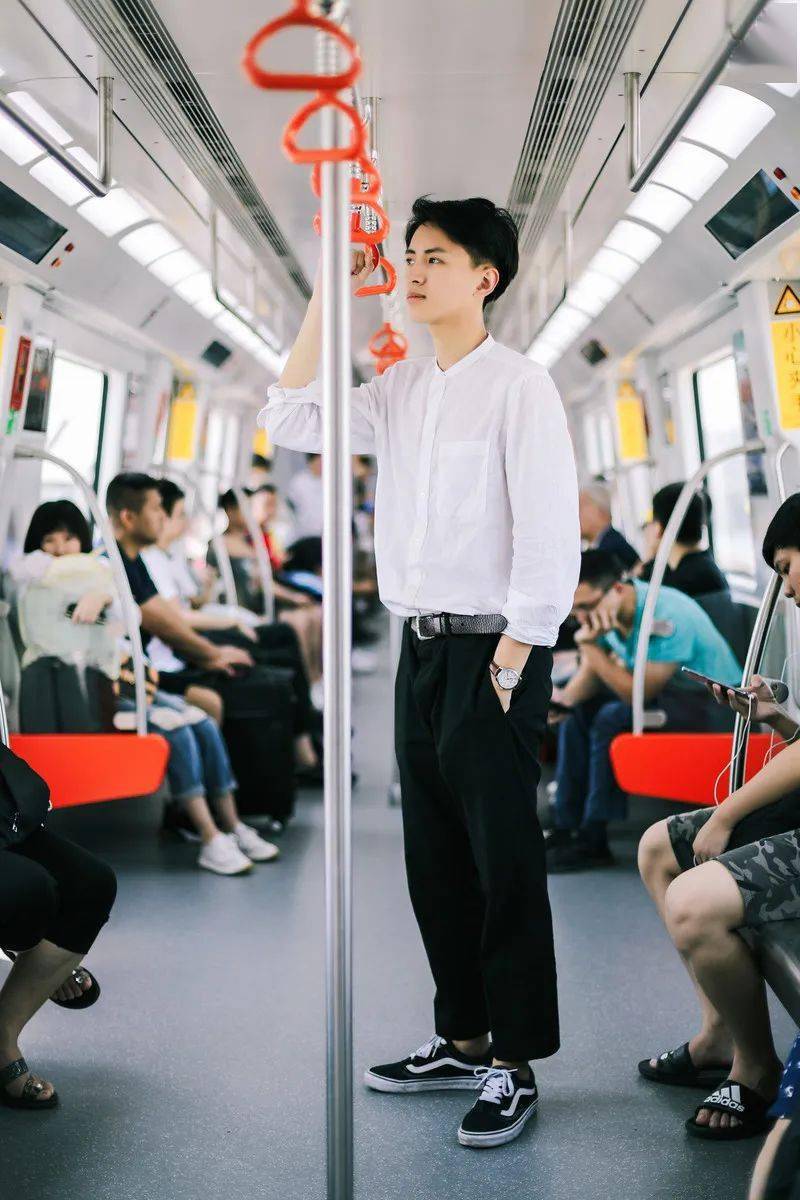 男生拍照pose指南,几招动作拯救你!