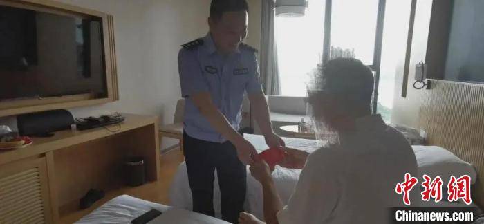 嫌疑人|广西大叔“扫堂腿”助杭州警方抓捕嫌疑人 获见义勇为表彰