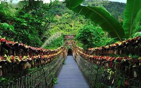 海南槟榔谷黎苗文化旅游区:位于保亭县与三亚市交界的甘什岭自然保护
