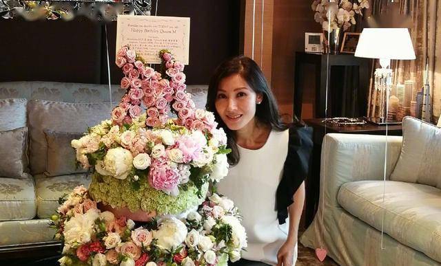 李嘉欣近照曝光，嫁入豪门的亲姐久违露面，两