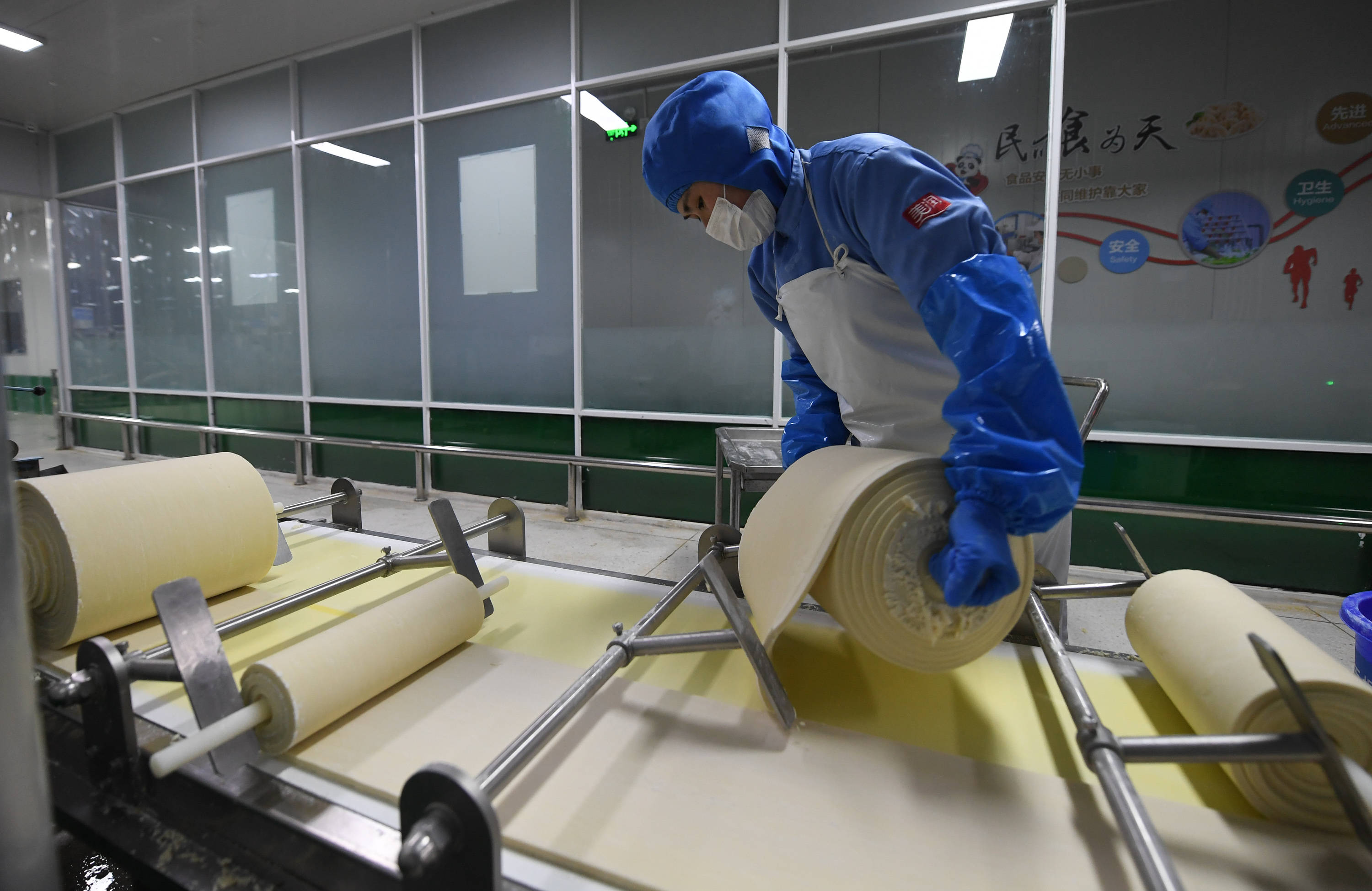 县国家现代农业产业园的江苏美润食品有限公司,工人在车间加工面皮