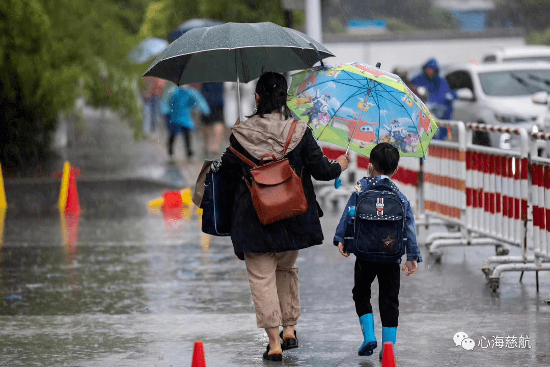 近一段时间,阴雨连绵 孩子爸妈接送孩子上下学有点难.