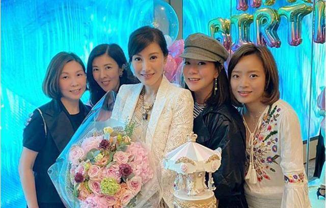 李嘉欣近照曝光，嫁入豪门的亲姐久违露面，两