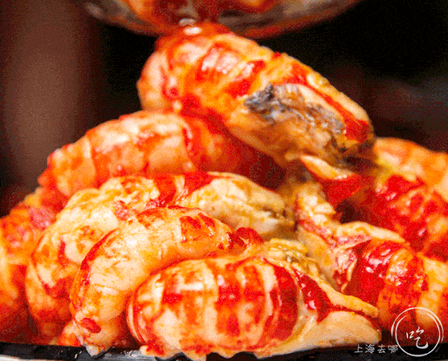 超奢华级吃法就是把小龙虾堆成山,蘸上香汁,抄起就送嘴里!