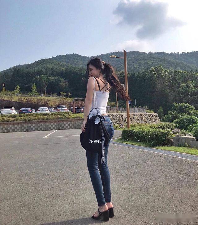 真人版娜美,1米7时尚博主包臀裙展现双s曲线_好身材
