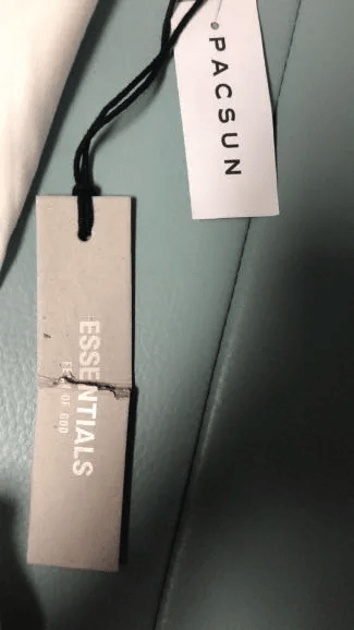 很看重吊牌,他寄过去的吊牌是完好的,而吊牌断裂会让他的衣服价格大跌