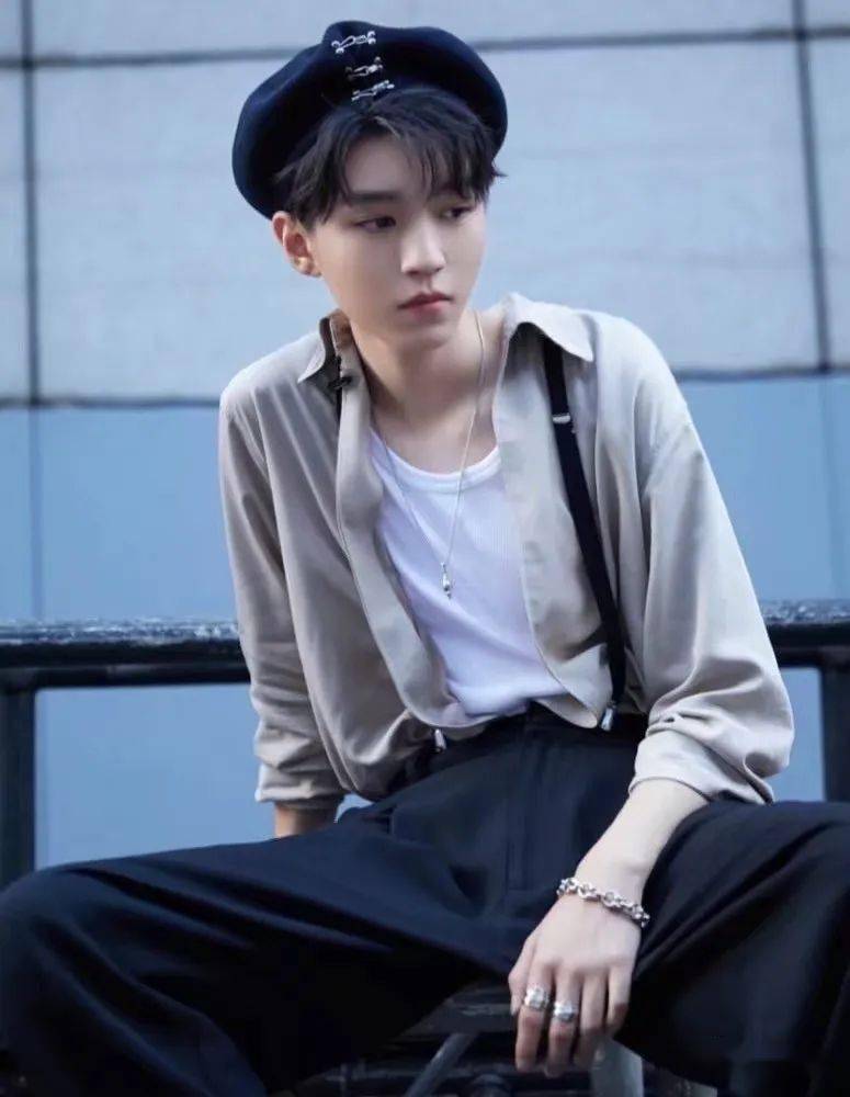 tfboys王俊凯倾情帮唱,吊带裤贝雷帽帅气,锡纸烫小辫酷拽