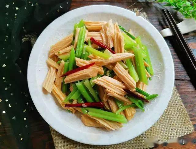 如何炒芹菜腐竹 a8f49d32ec854c09b7436f932120f8d5.jpeg