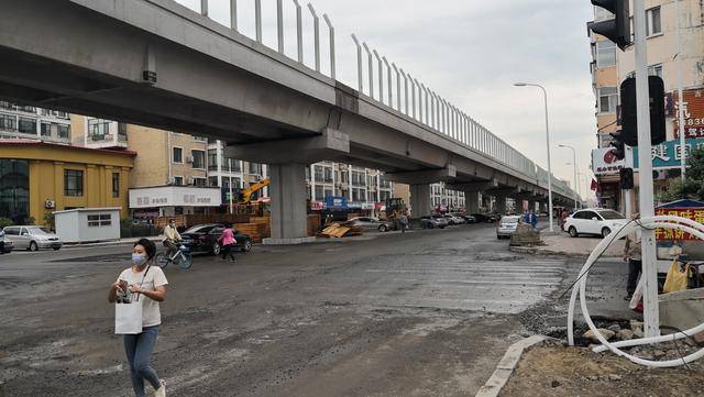 安阳路高架还没通车,但道路拓宽了,桥下可做停车场,不