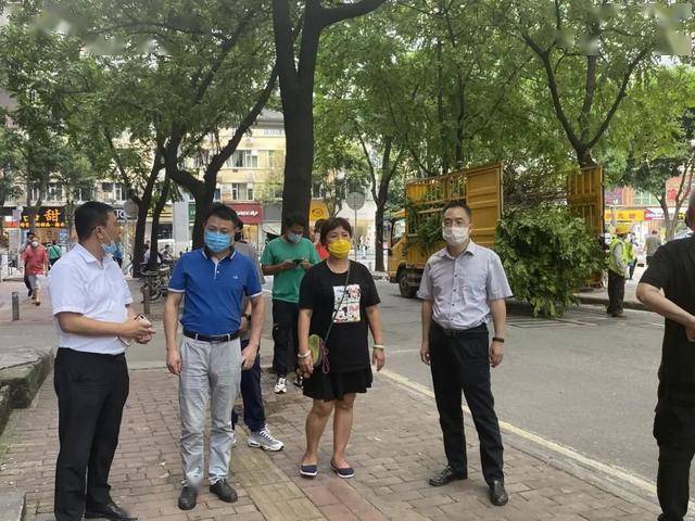 江南中街道党工委书记蔡逸冬,副主任阳隆军,人武部部长何红明带领相关