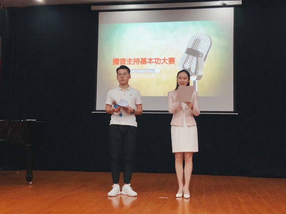 03 传媒艺考四大专业就业优势 1,  播音主持专业:  可在电视台,广播