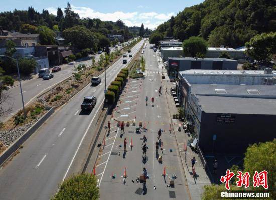 社交|美国北加州小城健身房户外重启 民众保持“社交距离”健身