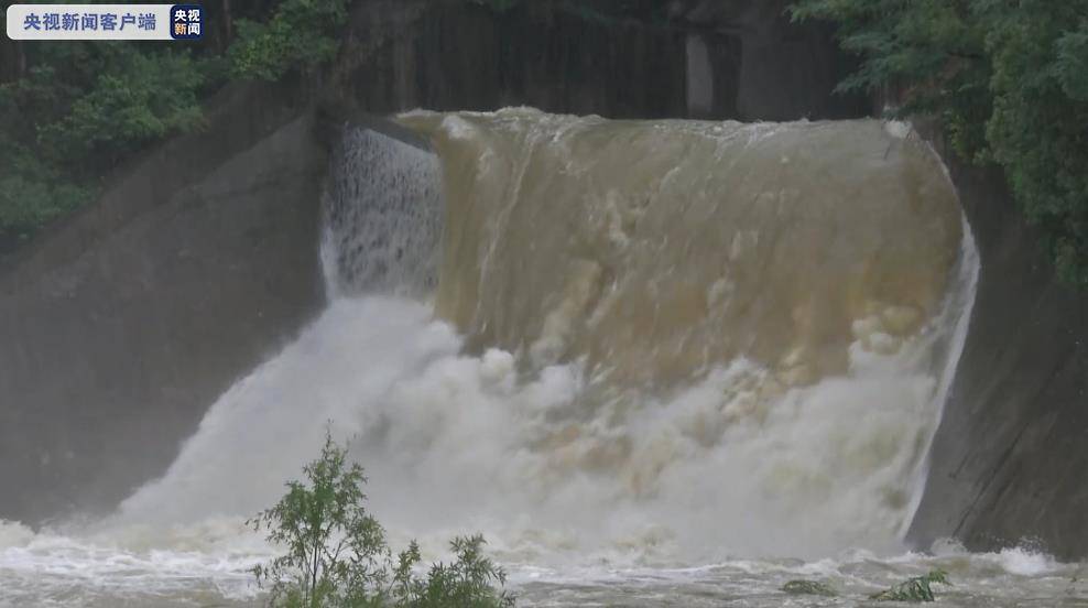 暴雨|安徽多地遭遇暴雨 水库开闸泄洪