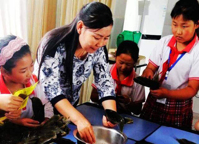 体验和传承传统民俗文化,枣庄东河岔小学学生包粽子迎端午