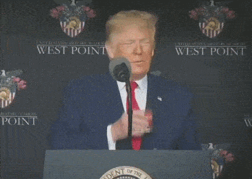 西点军校|戏精附体？为证明自己“没得帕金森”，74岁的特朗普拼了……