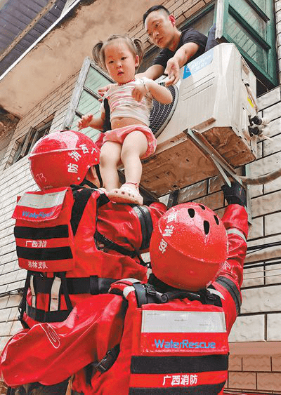 广西|“最温暖的臂膀，最坚固的堤防” 致敬洪水中的最美逆行者