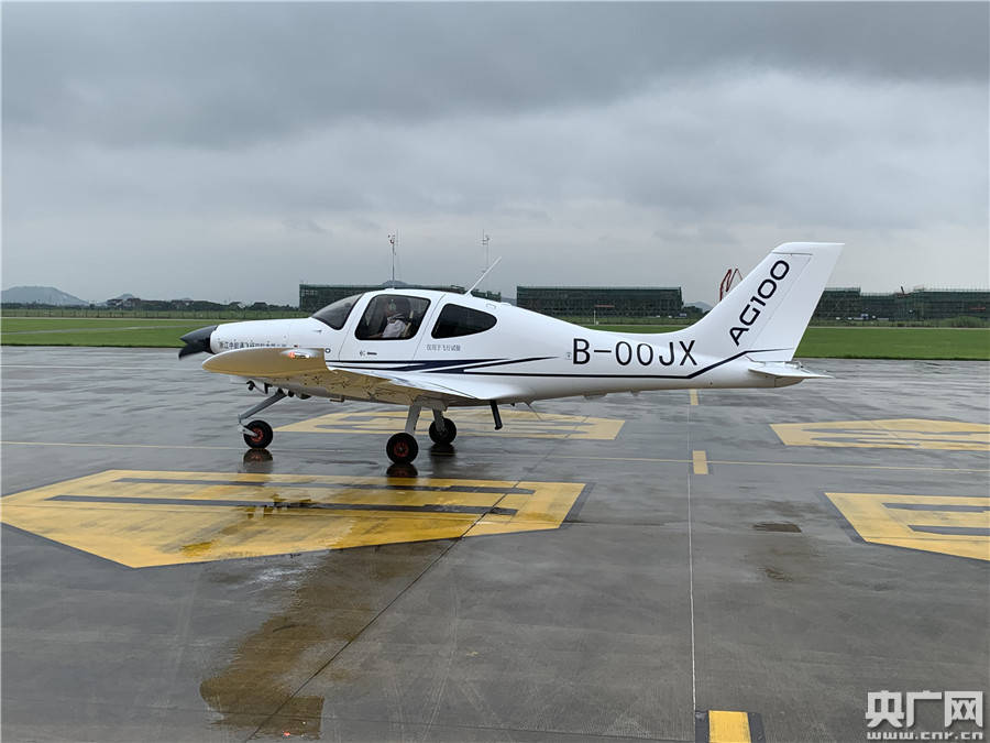 浙江|新一代国产教练机AG100在浙江德清首飞成功