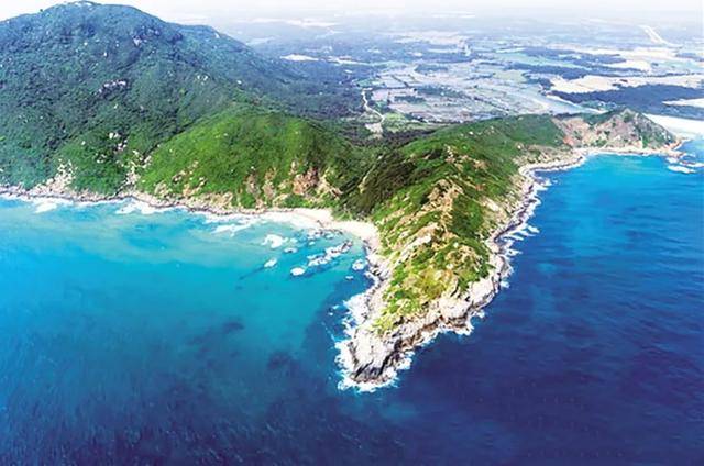铜鼓岭  铜鼓岭景区主峰海拔338米,是海南岛最东端著名的临海山岭,素