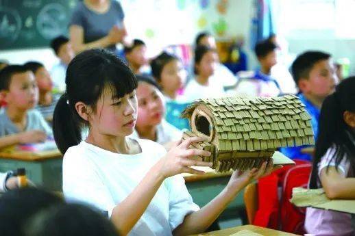 长沙新世界小学的学生在上手工制作课.受访者供图