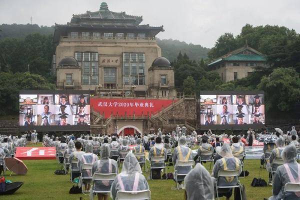 武大为烈士和逝世同胞默哀：特殊的毕业礼，特别的人生课